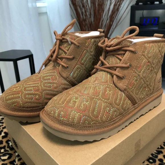 UGGS beautiful stitched laceup bootie - Picture 2 of 6